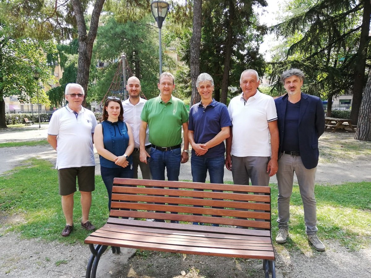 Giovani volontari sistemano il parco