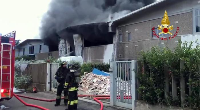 Incendio in azienda trattamento rifiuti nel Milanese