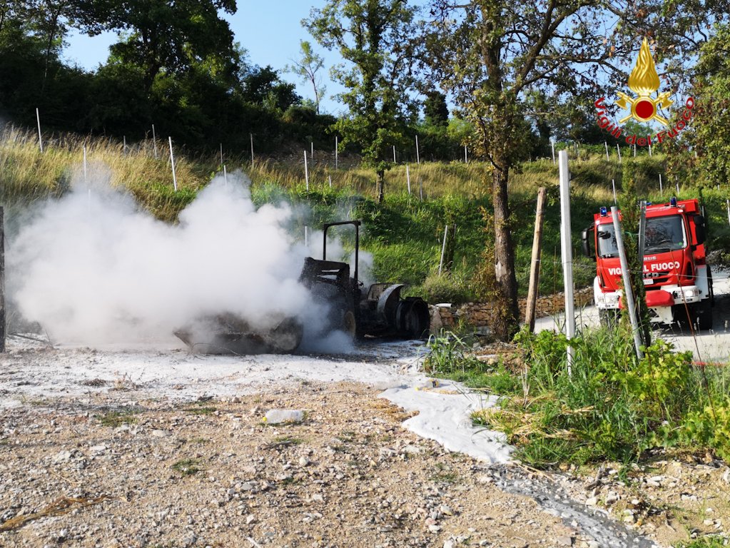 incendio trattore trezzolano