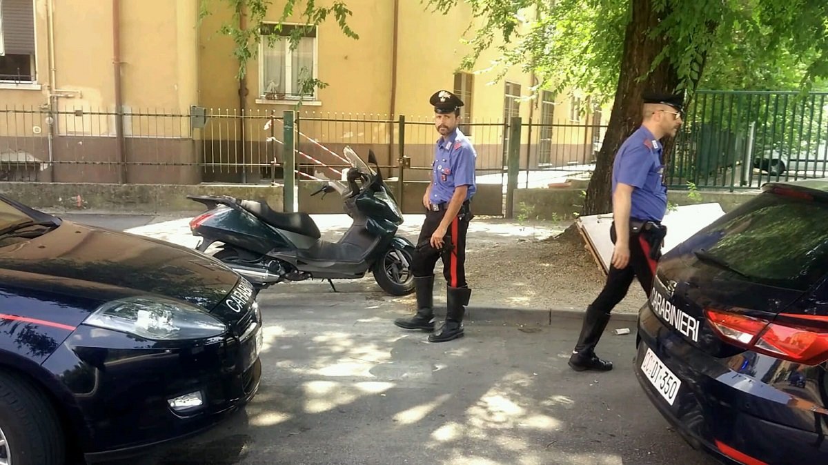incidente e aggredisce i carabinieri san martino