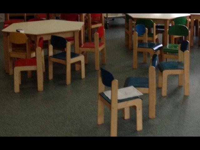 maestra sospesa violenza su bimbi