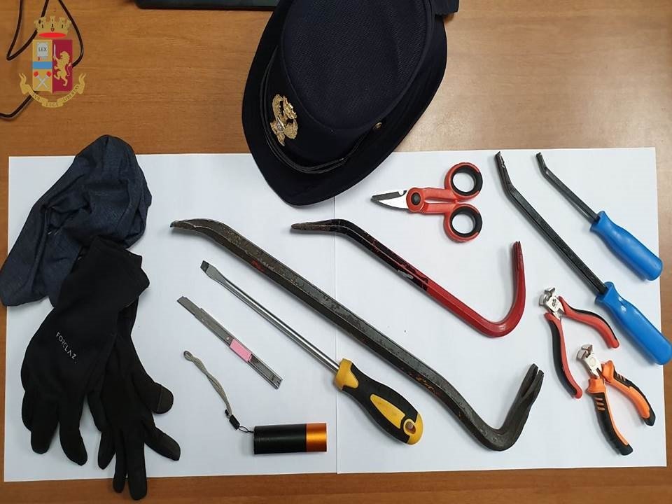 arnesi atti allo scasso