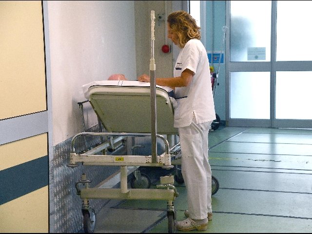 bimba cade da finestra