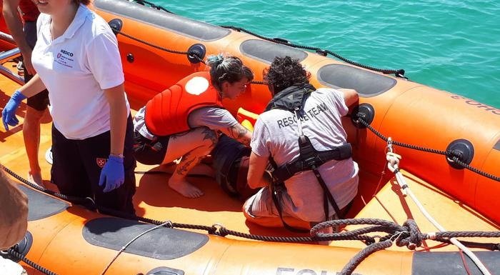 open arms migranti si buttano in mare