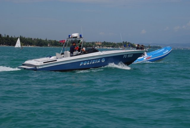 ubriaco sul motoscafo