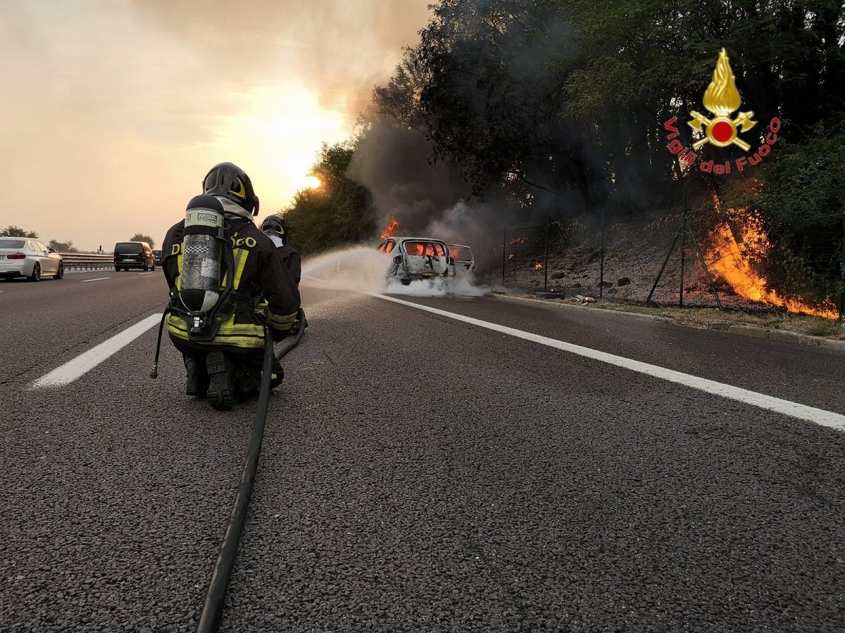 auto a gpl a fuoco vigili del fuoco