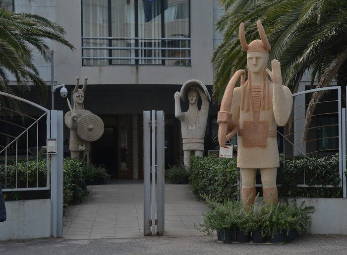 picchia e violenta moglie