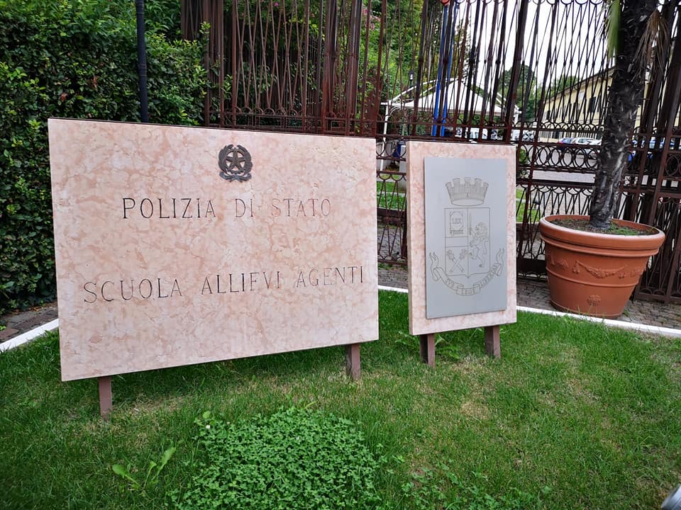 polizia scuola allievi agenti peschiera artista-poliziotta