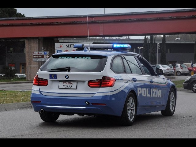 uomo barricato a scuola