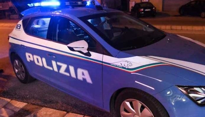 resistenza a pubblico ufficiale-colpisce agenti-polizia