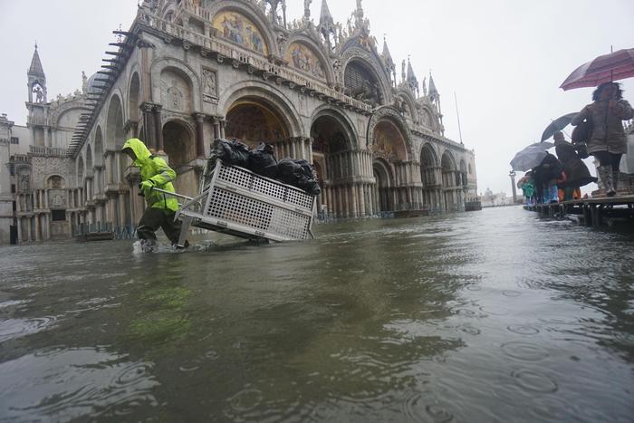 Acqua alta assalta Venezia, città vicina al collasso