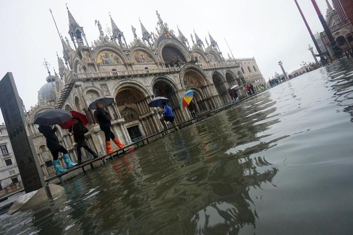 Acqua alta assalta Venezia, città vicina al collasso