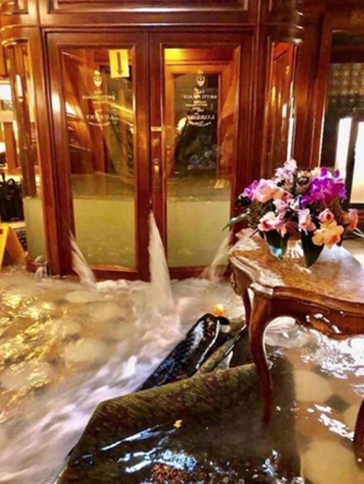 Acqua alta assalta Venezia, città vicina al collasso