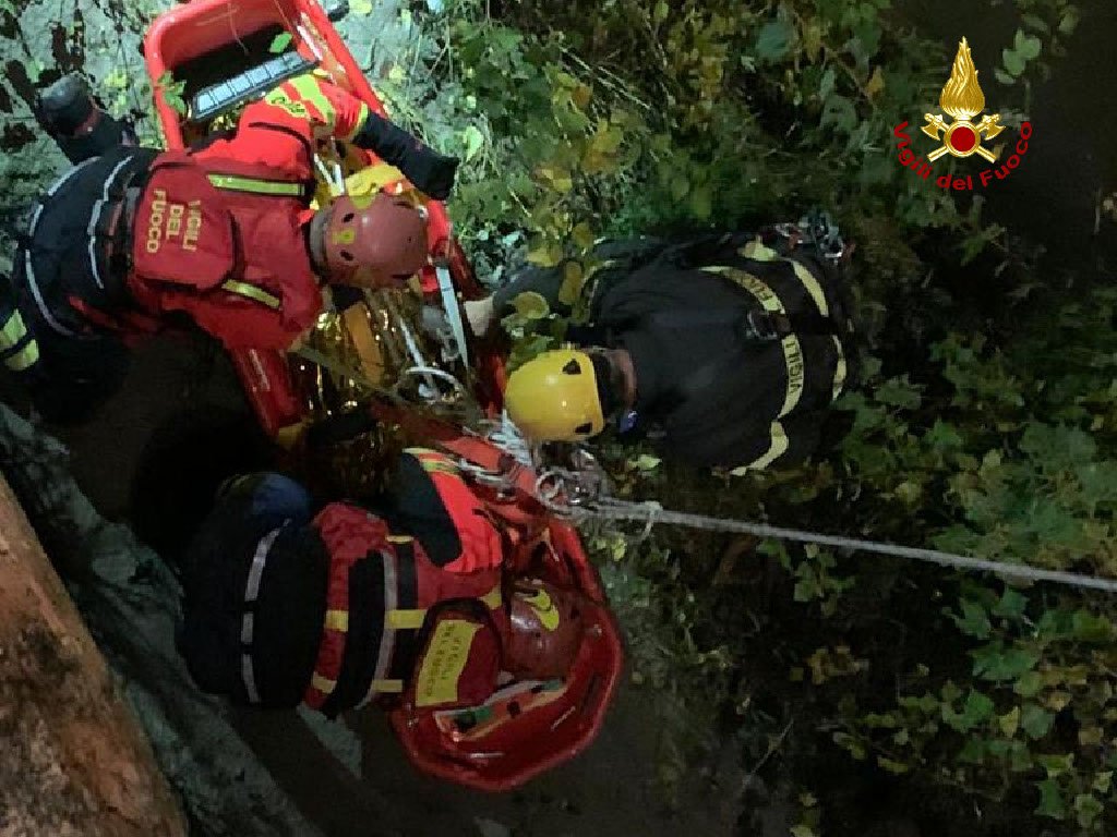 vigili del fuoco caduta in adige