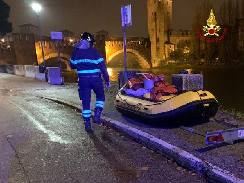 vigili del fuoco caduta in adige