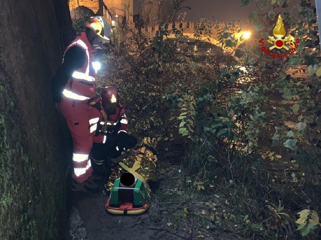 vigili del fuoco caduta in adige