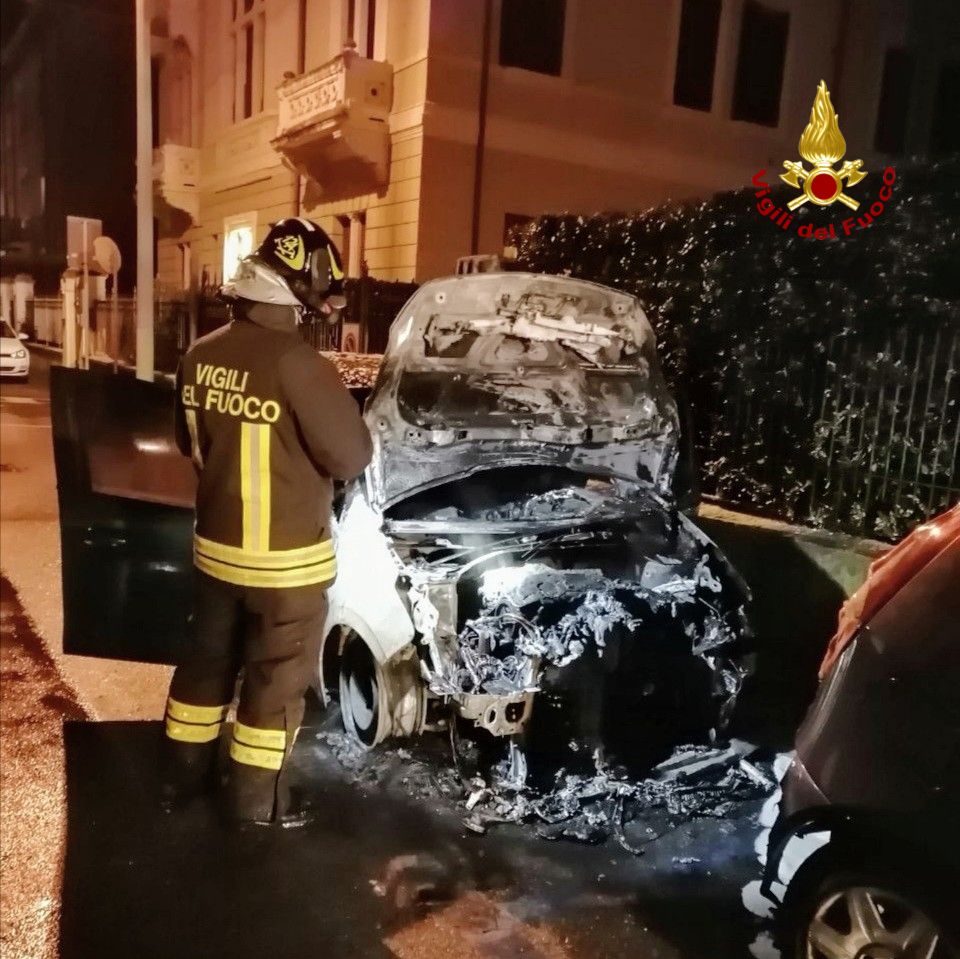 auto a fuoco borgo trento via caprera vigili del fuoco (1)