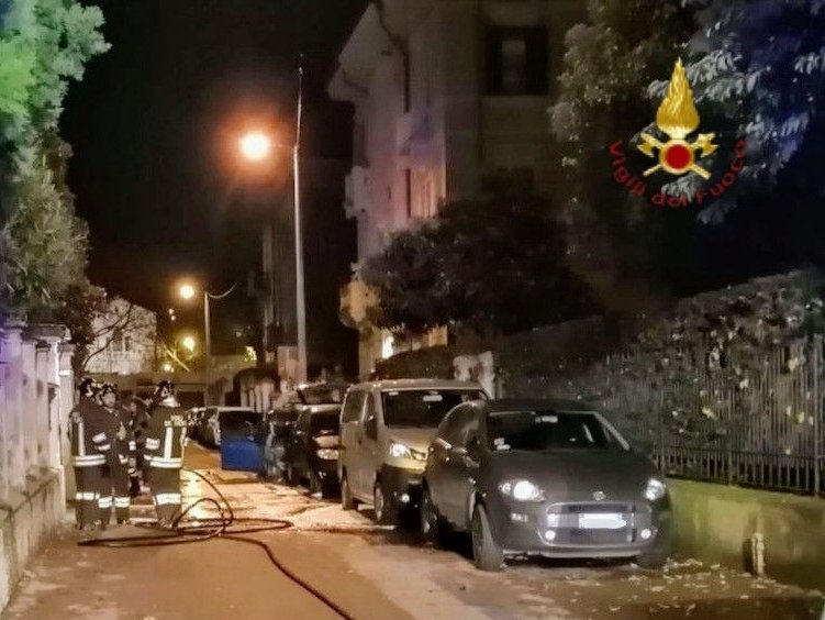 auto a fuoco borgo trento via caprera vigili del fuoco
