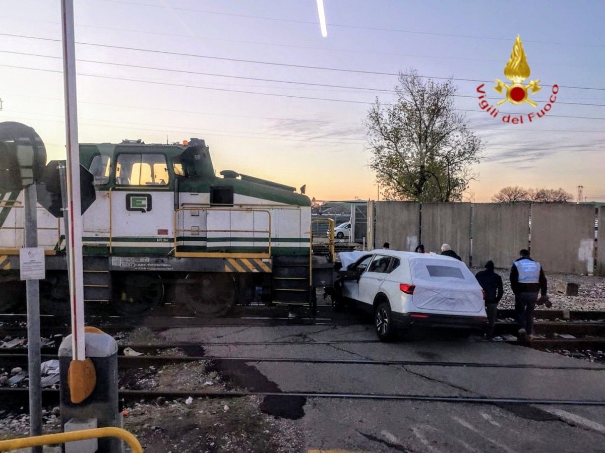 incidente quadrante europa auto treno