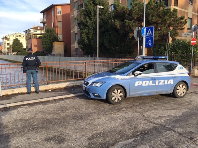 polizia salvataggio Tentato Suicidio
