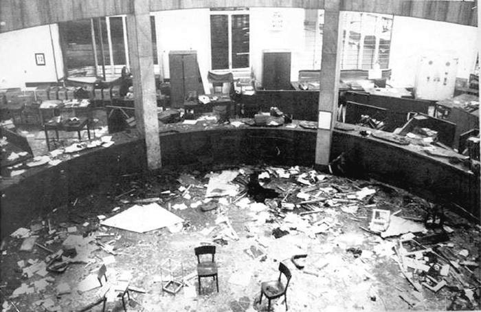 Una foto d'archivio dell'attentato nel salone della Banca Nazionale dell'Agricoltura a Milano il 12 dicembre 1969./ ARCHIVIO / ANSA- CD