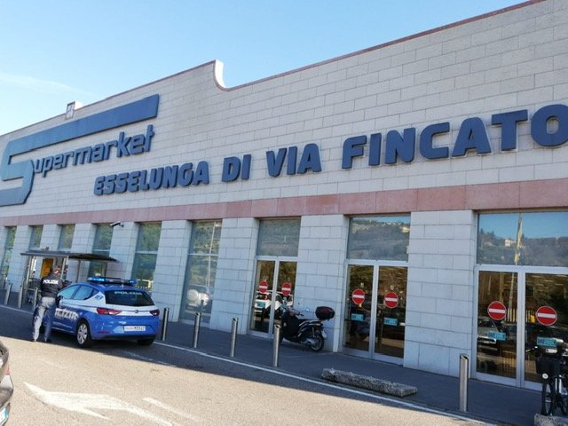 Arresto Volanti Tentato furto Aggravato rubare superalcolici esselunga via Fincato