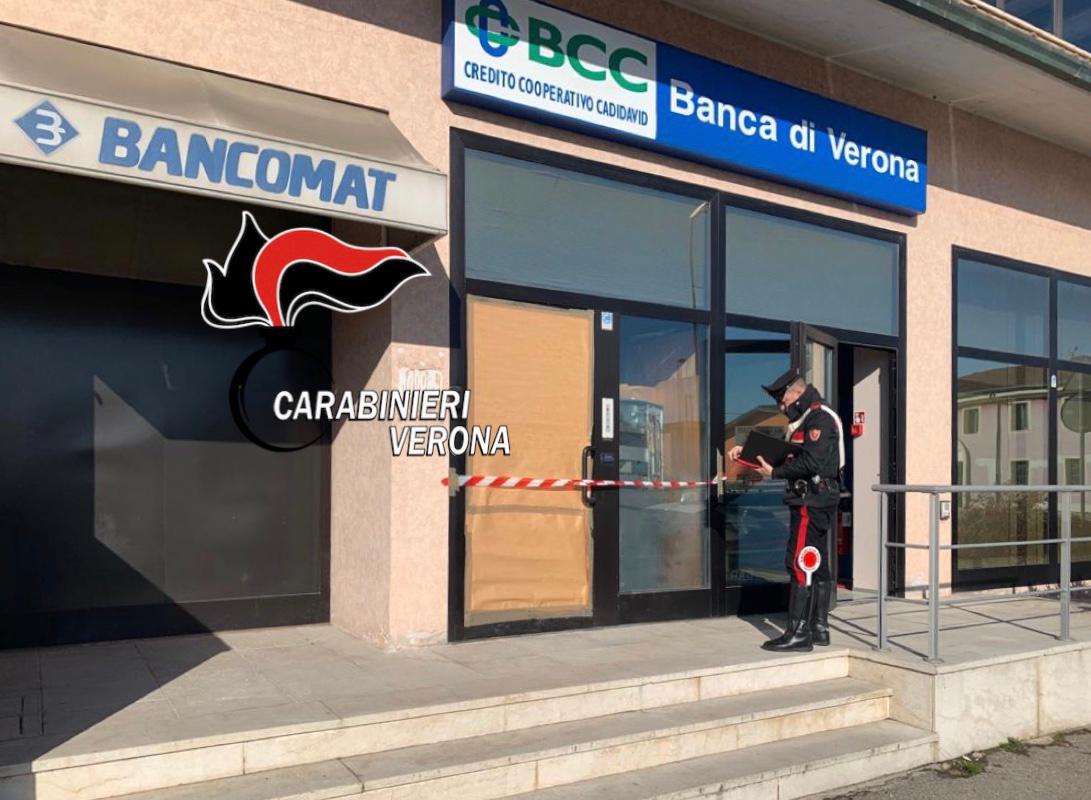 Carabinieri davanti al bancomat esploso di Valeggio