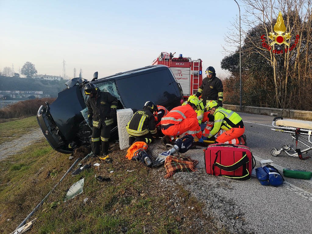 auto ribaltata lugadige attiraglio vigili del fuoco