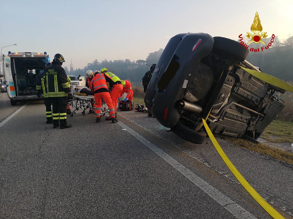 auto ribaltata lugadige attiraglio vigili del fuoco