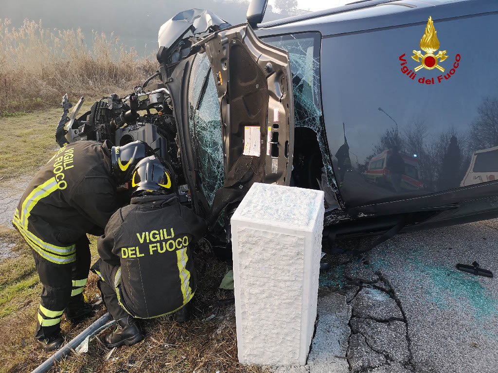 auto ribaltata lugadige attiraglio vigili del fuoco
