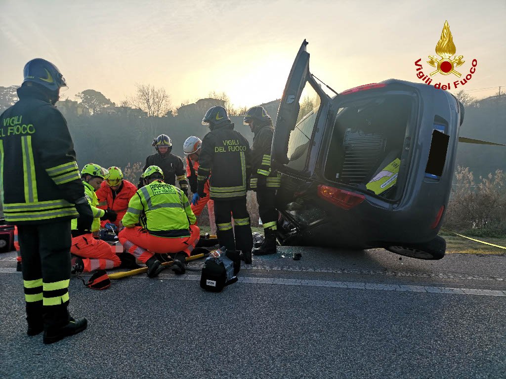 auto ribaltata lugadige attiraglio vigili del fuoco