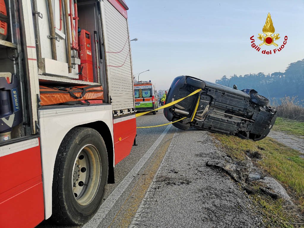 auto ribaltata lugadige attiraglio vigili del fuoco