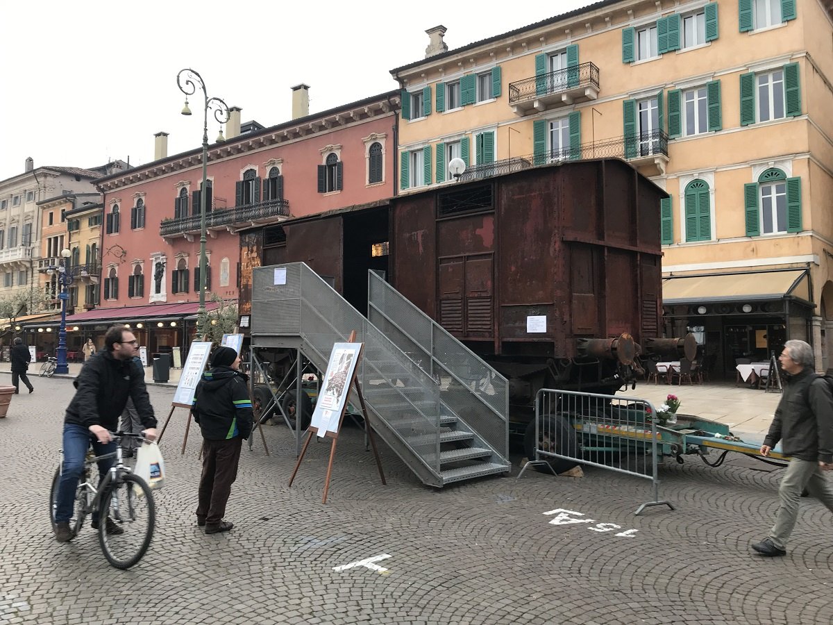 vagone in piazza bra giorno della memoria
