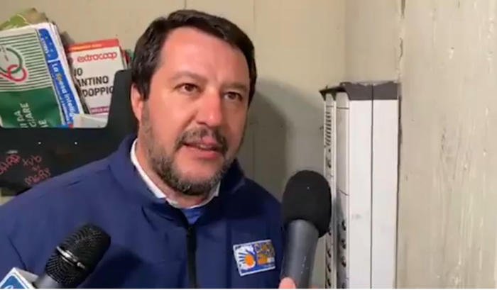 video di Salvini al citofono