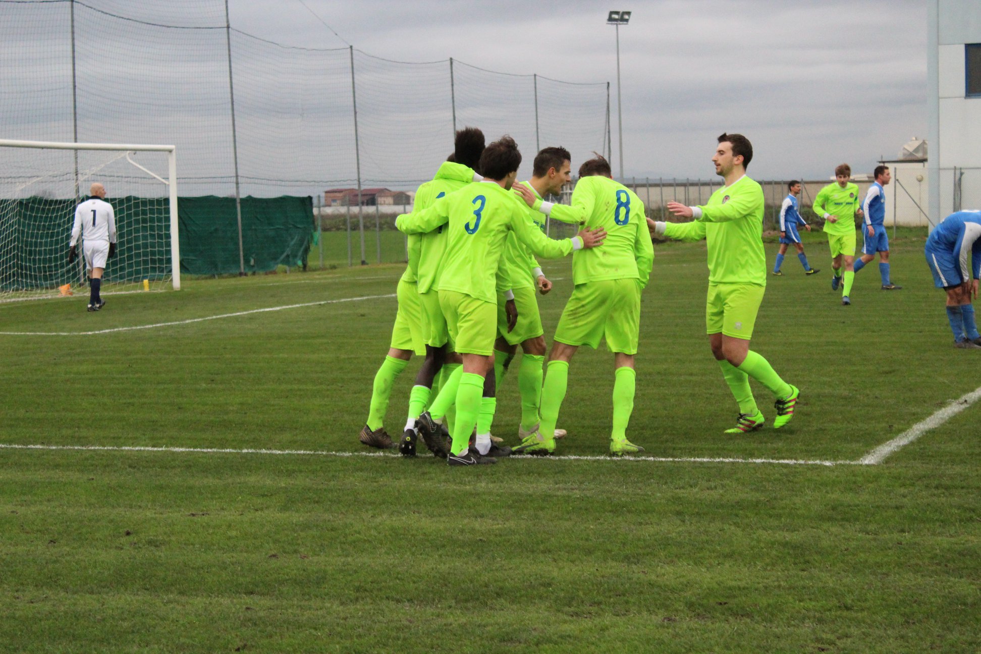 I ragazzi del Bevilacqua celebrano un gol.