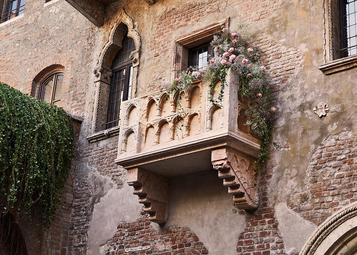 san valentino nella casa di giulietta balcone - concorso airbnb premio giulietta ognissanti a verona Casa di Giulietta prenotazione