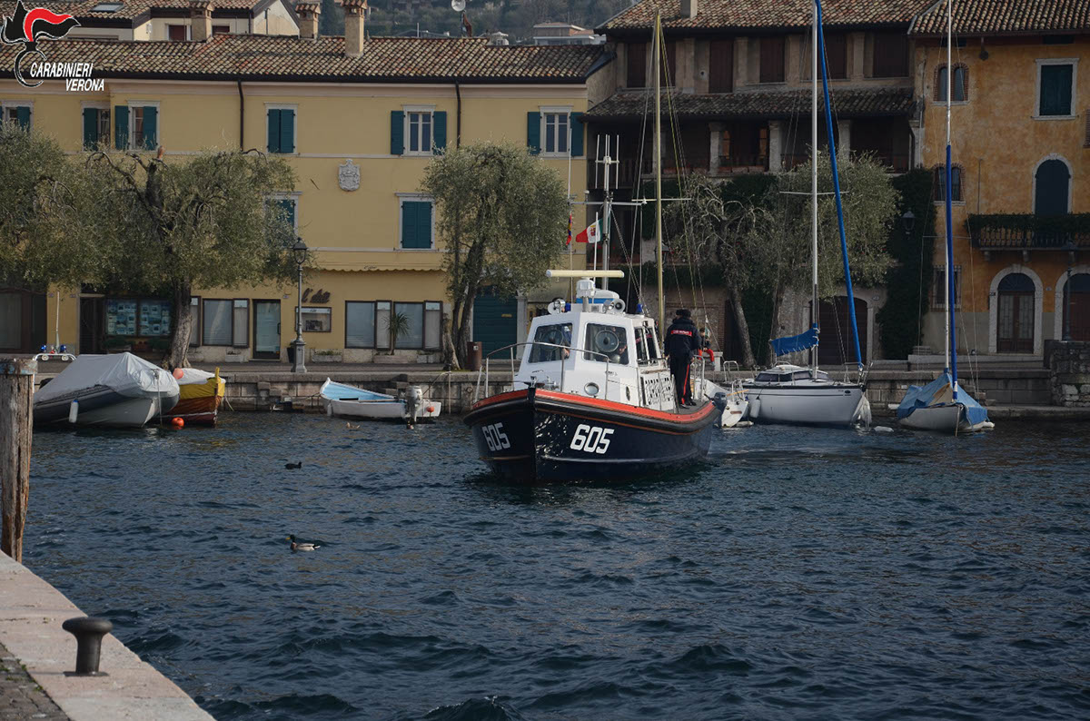 rifiuti nel lago di garda carabinieri