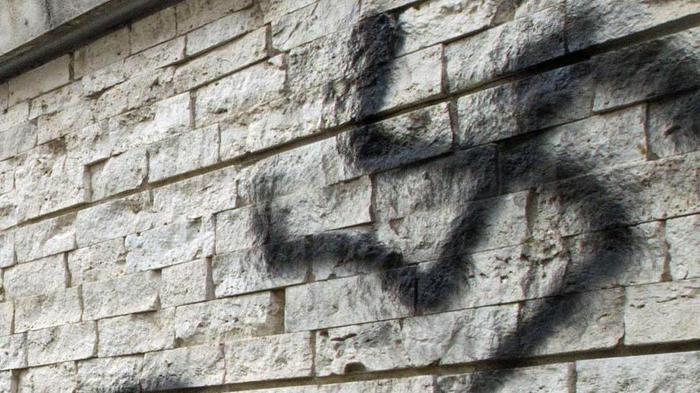 svastica nazisti sfregio su monumento partigiano