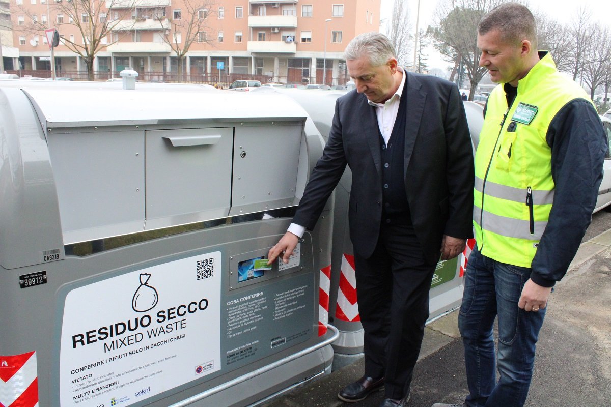 Il presidente di Amia Bruno Tacchella durante un sopralluogo