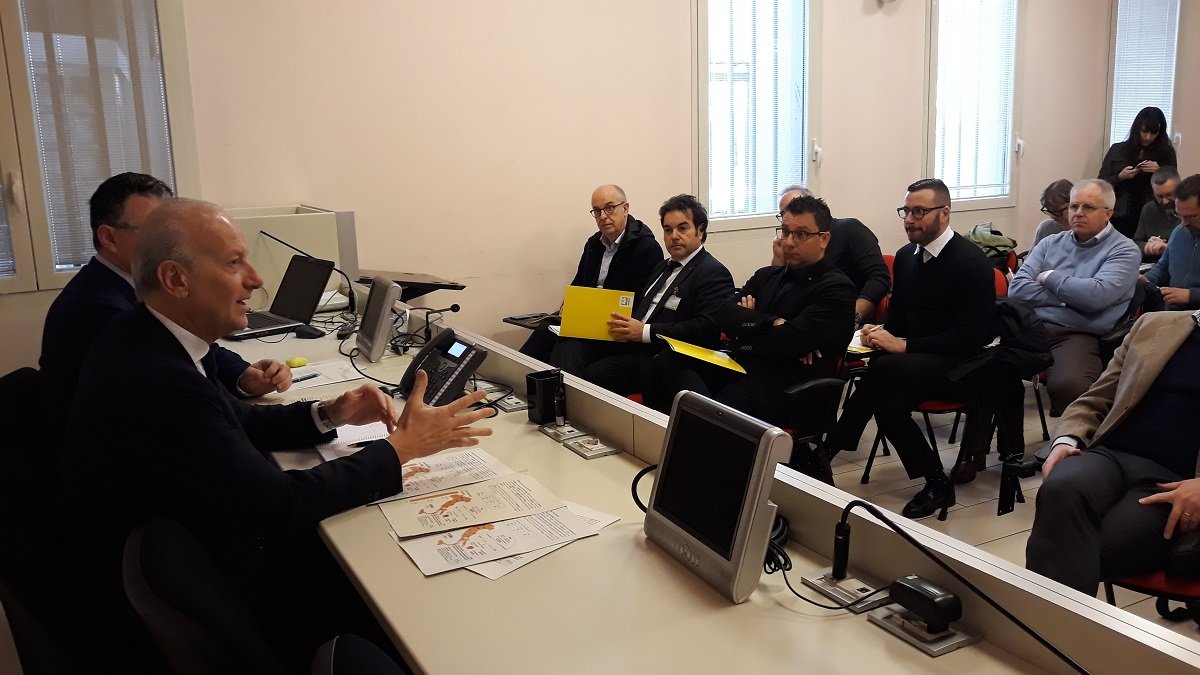 assessore agricoltura con tavolo verde coronavirus covid-19