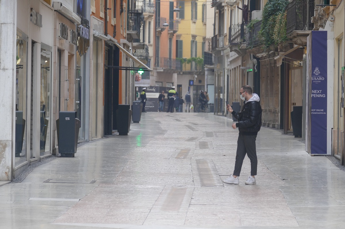 vietato passeggiare verona via mazzini