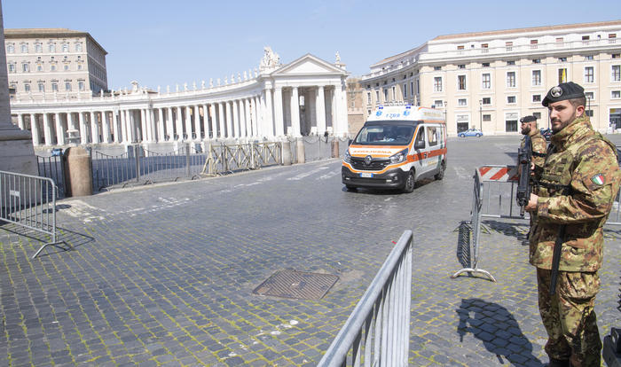 misure-restrittive-governo-esercito-ambulanza-san-pietro-roma