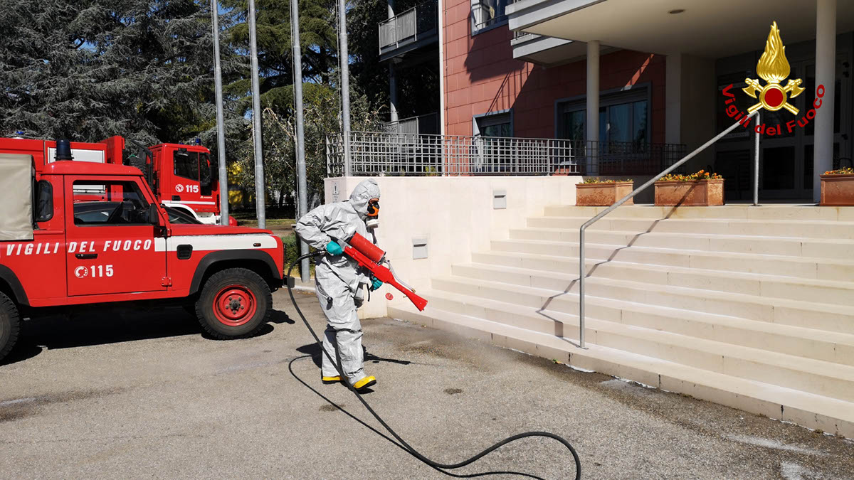 Vigili del fuoco - sanificazione Casa Serena Verona - Covid-19 coronavirus