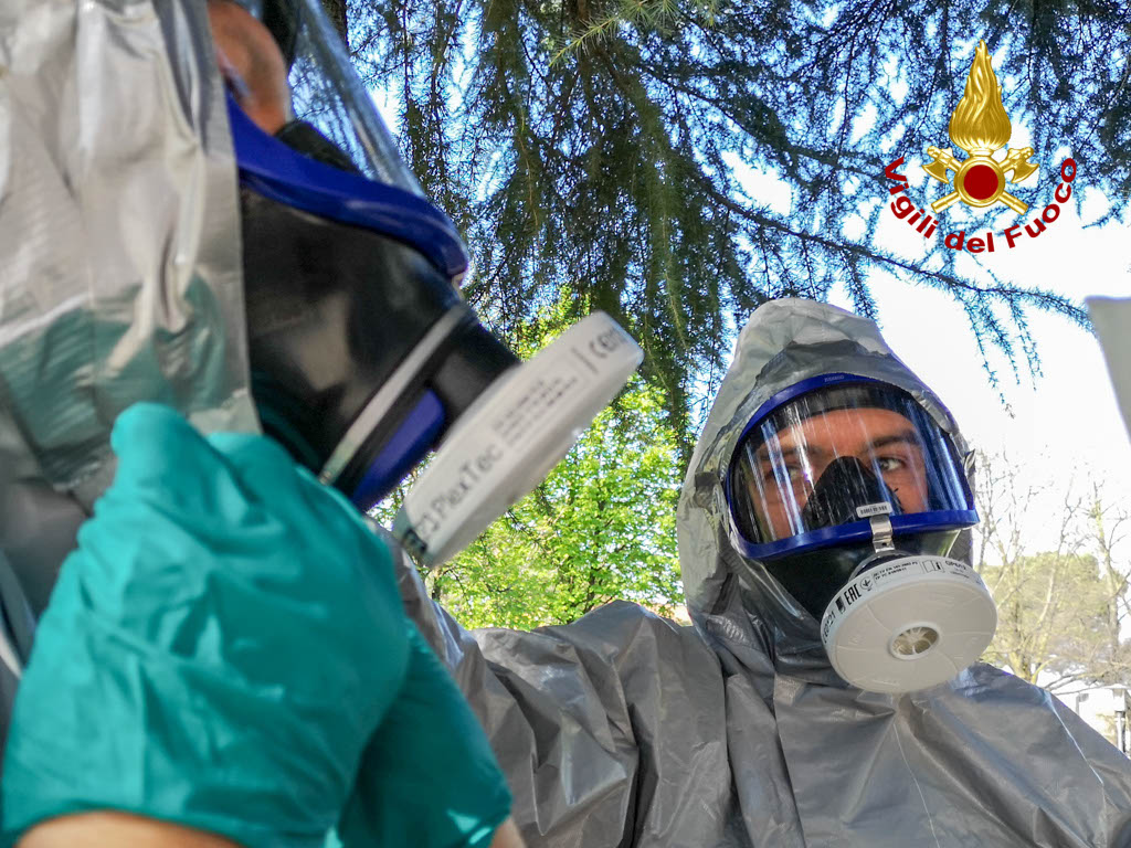 Vigili del fuoco - sanificazione Casa Serena Verona - Covid-19 coronavirus