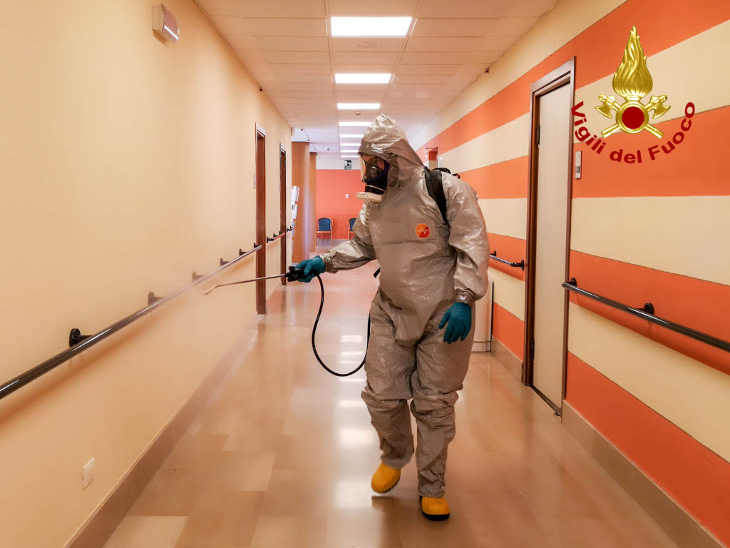 Vigili del fuoco - sanificazione Casa Serena Verona - Covid-19 coronavirus