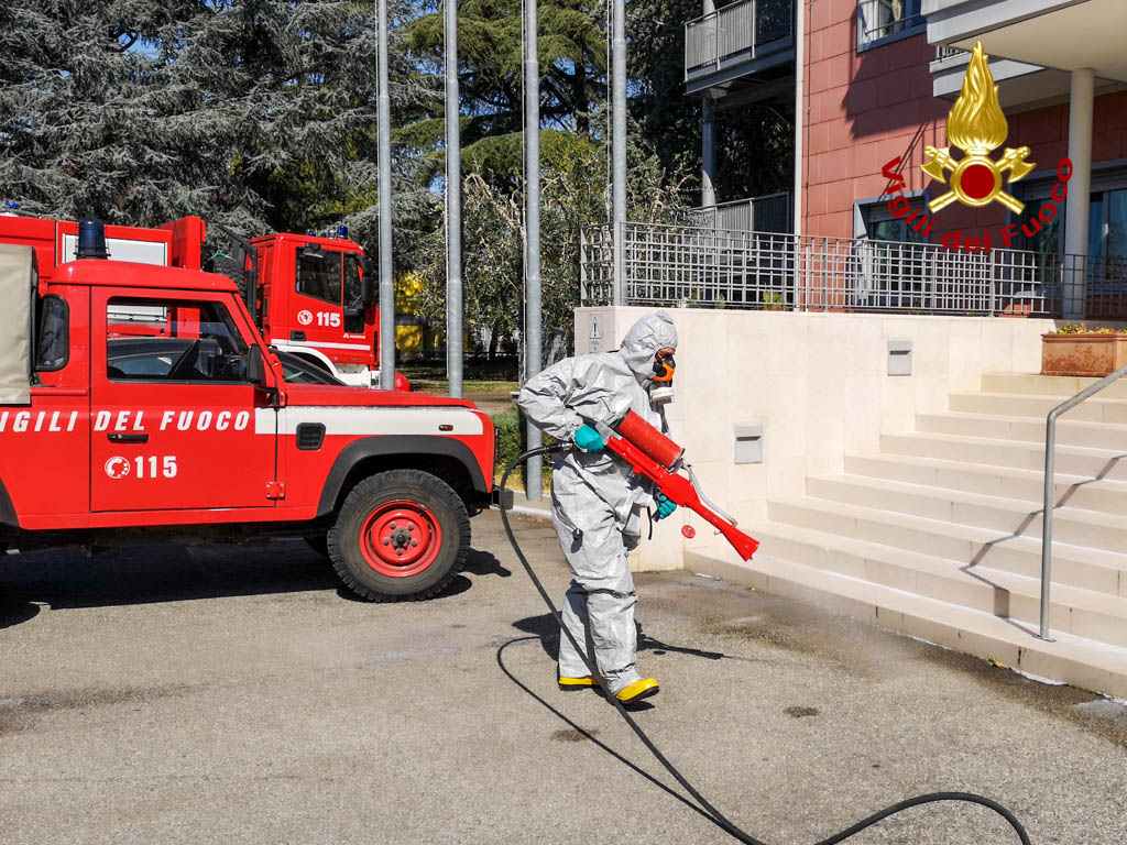 Vigili del fuoco - sanificazione Casa Serena Verona - Covid-19 coronavirus