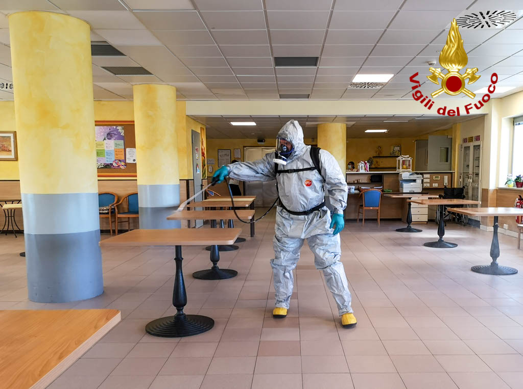 Vigili del fuoco - sanificazione Casa Serena Verona - Covid-19 coronavirus