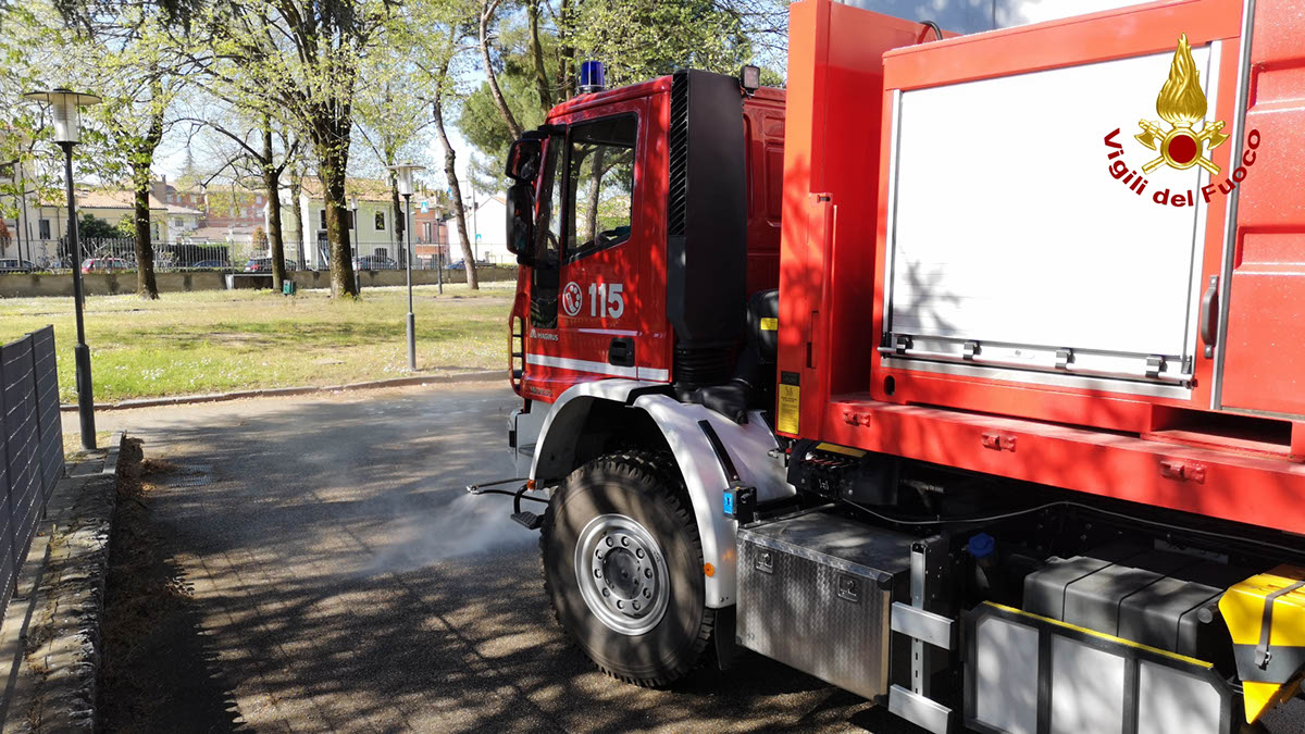 Vigili del fuoco - sanificazione Casa Serena Verona - Covid-19 coronavirus