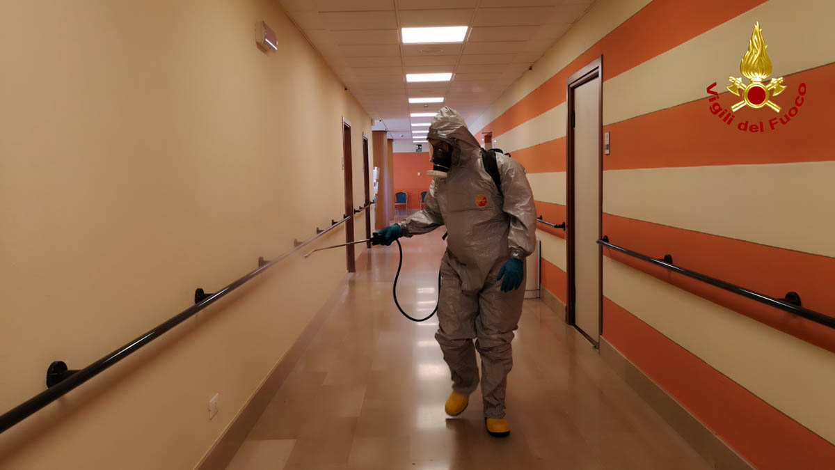 Vigili del fuoco - sanificazione Casa Serena Verona - Covid-19 coronavirus