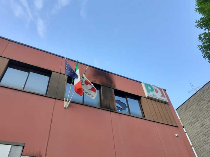 Bottiglia molotov contro sede Pd Vicenza